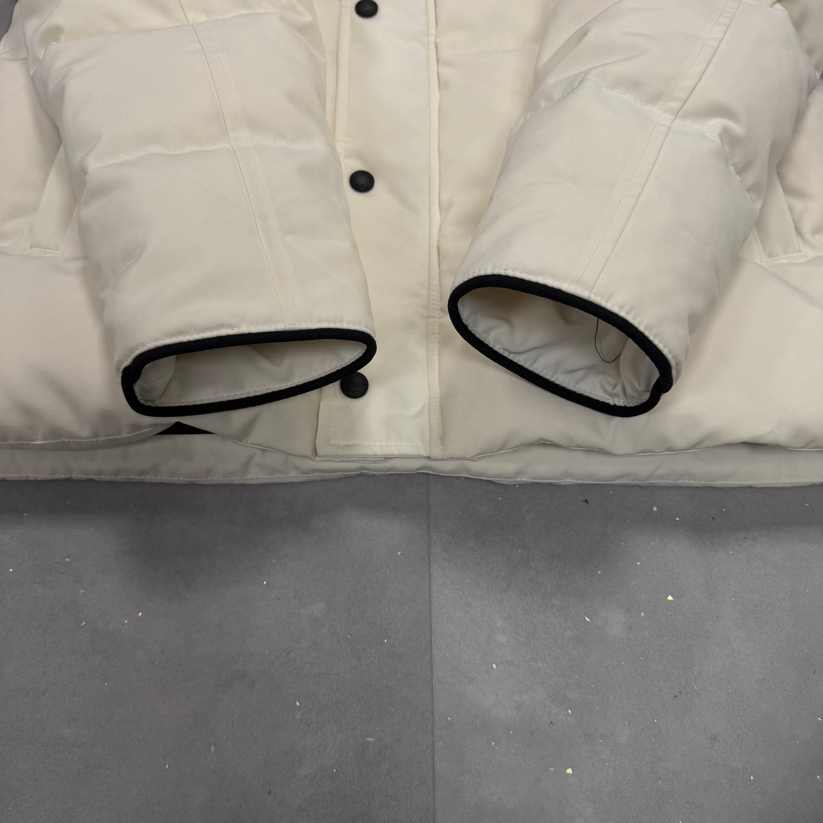 Wyndham Parka White Black Badge - NEW